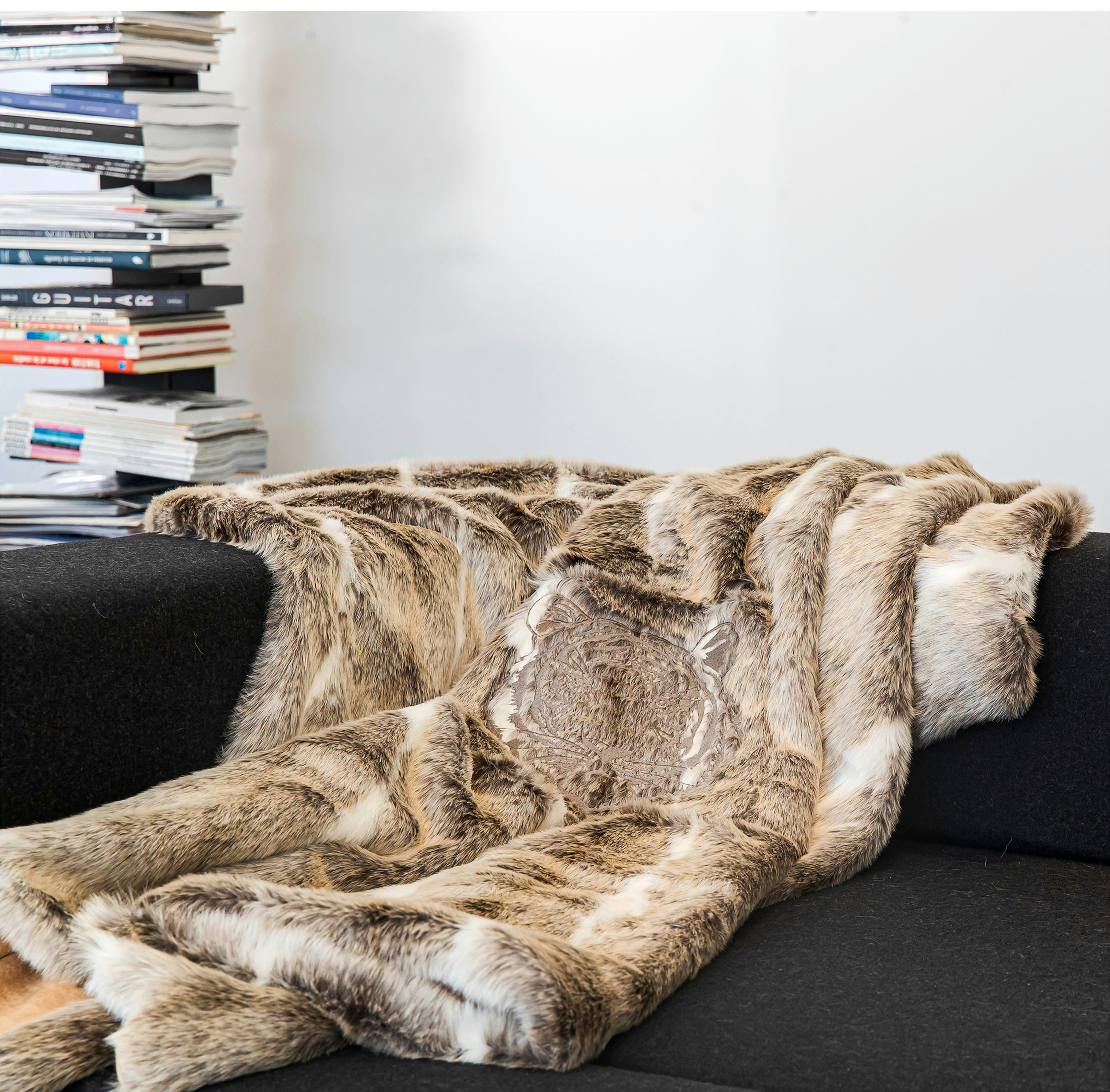 - Plaid en fausse fourrure brodé marron clair