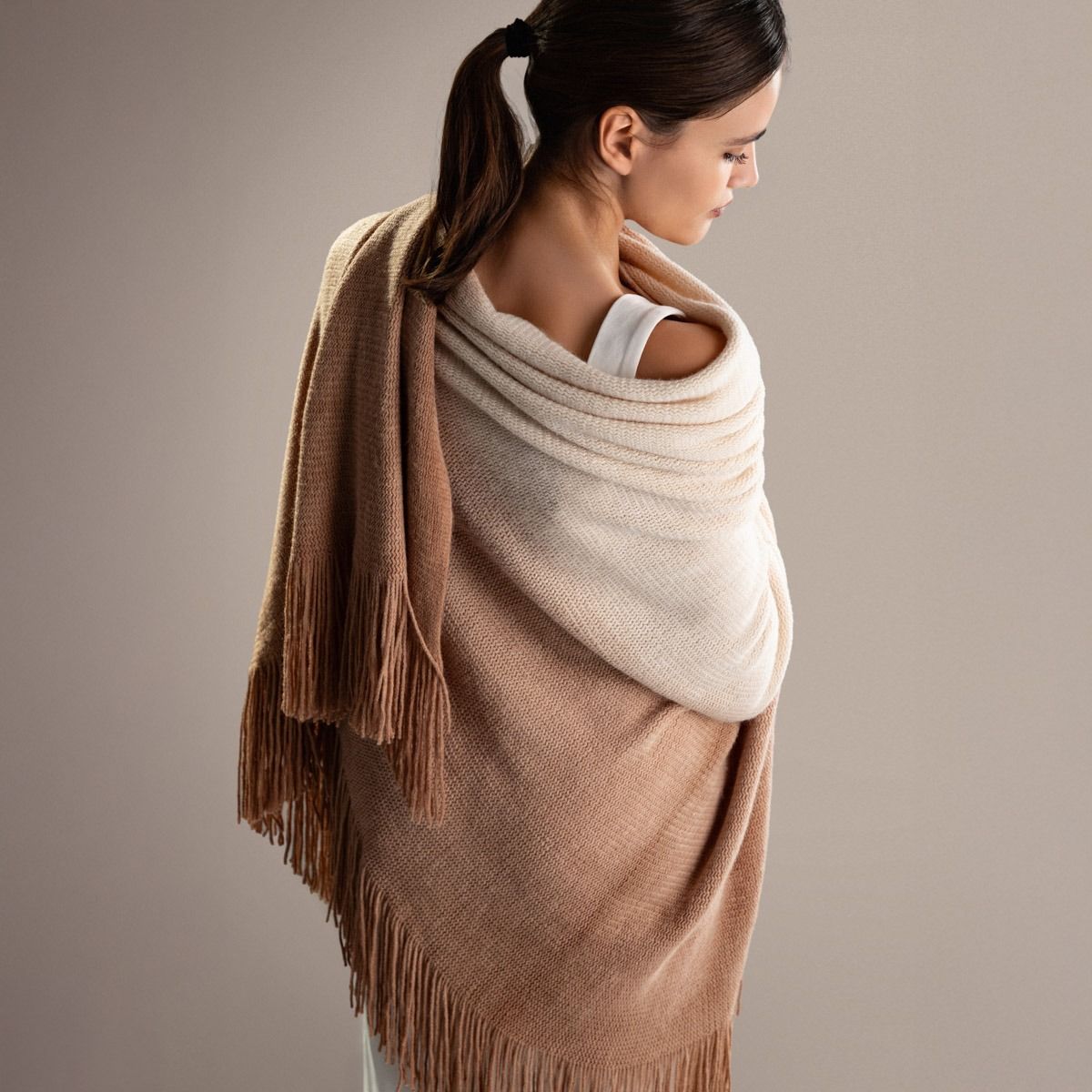 Koc FINNS ombre miękki beżowy z frędzlami 130x170 cm