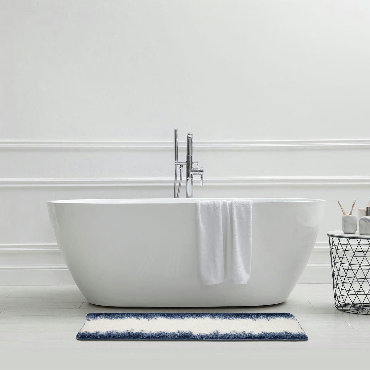 ILYES - Tapis de bain en polyester fantaisie bleu et blanc 60x120cm