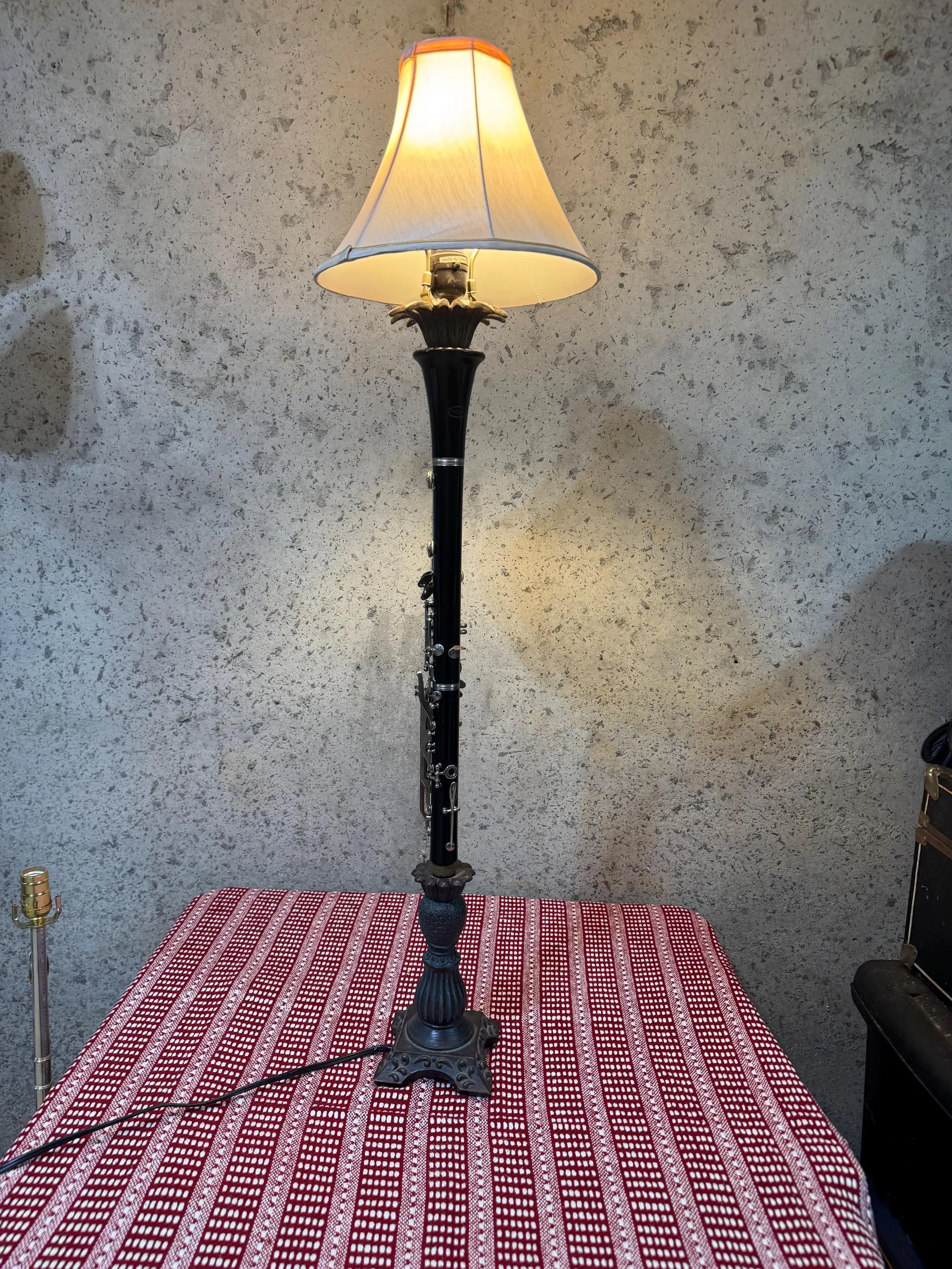 Clarinet Lamp: Musical Instrument Integrated Lighting Fixture