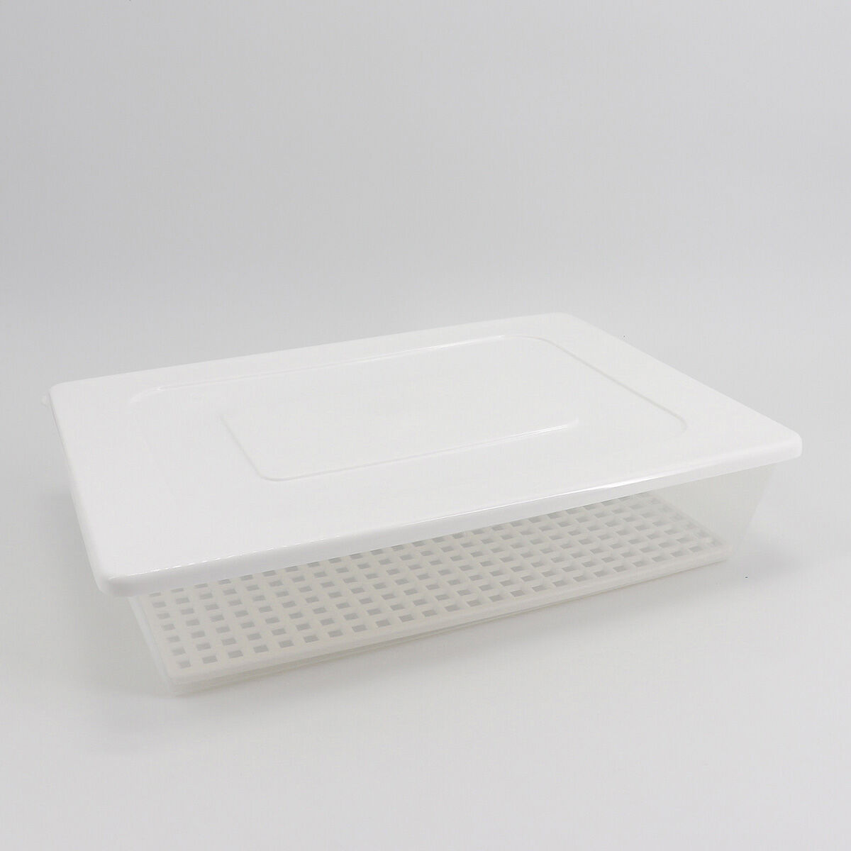 Caixa retangular branca com rede