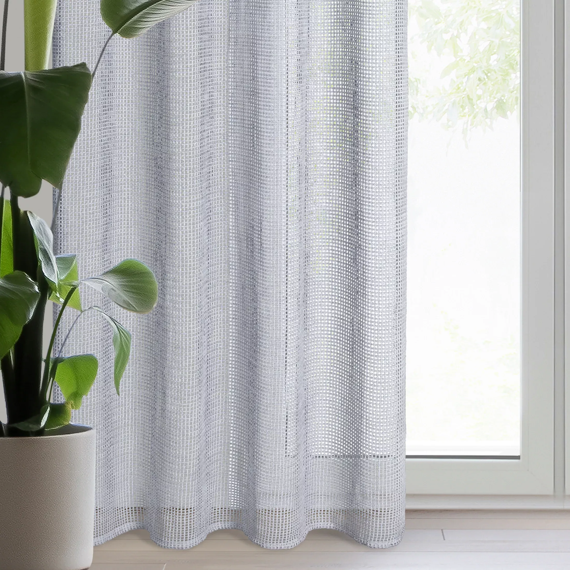Firana srebrna z lekkiej mikrosiateczki z połyskiem 140x250 cm przelotka NEL