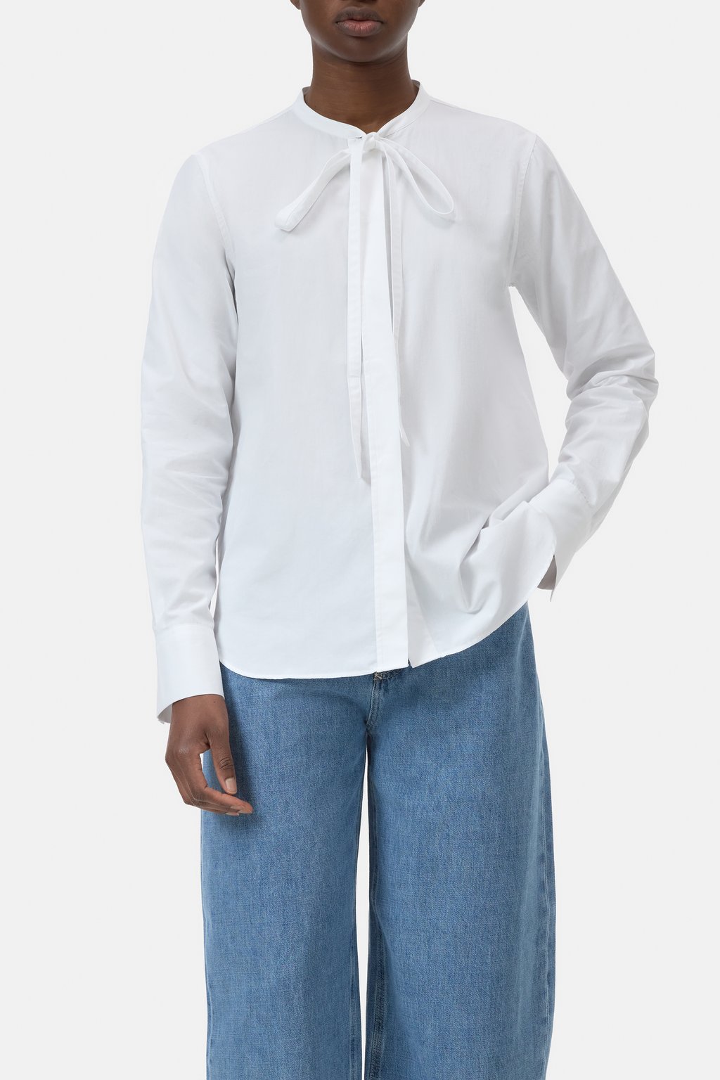 Weiße Bluse mit Schleifenkragen