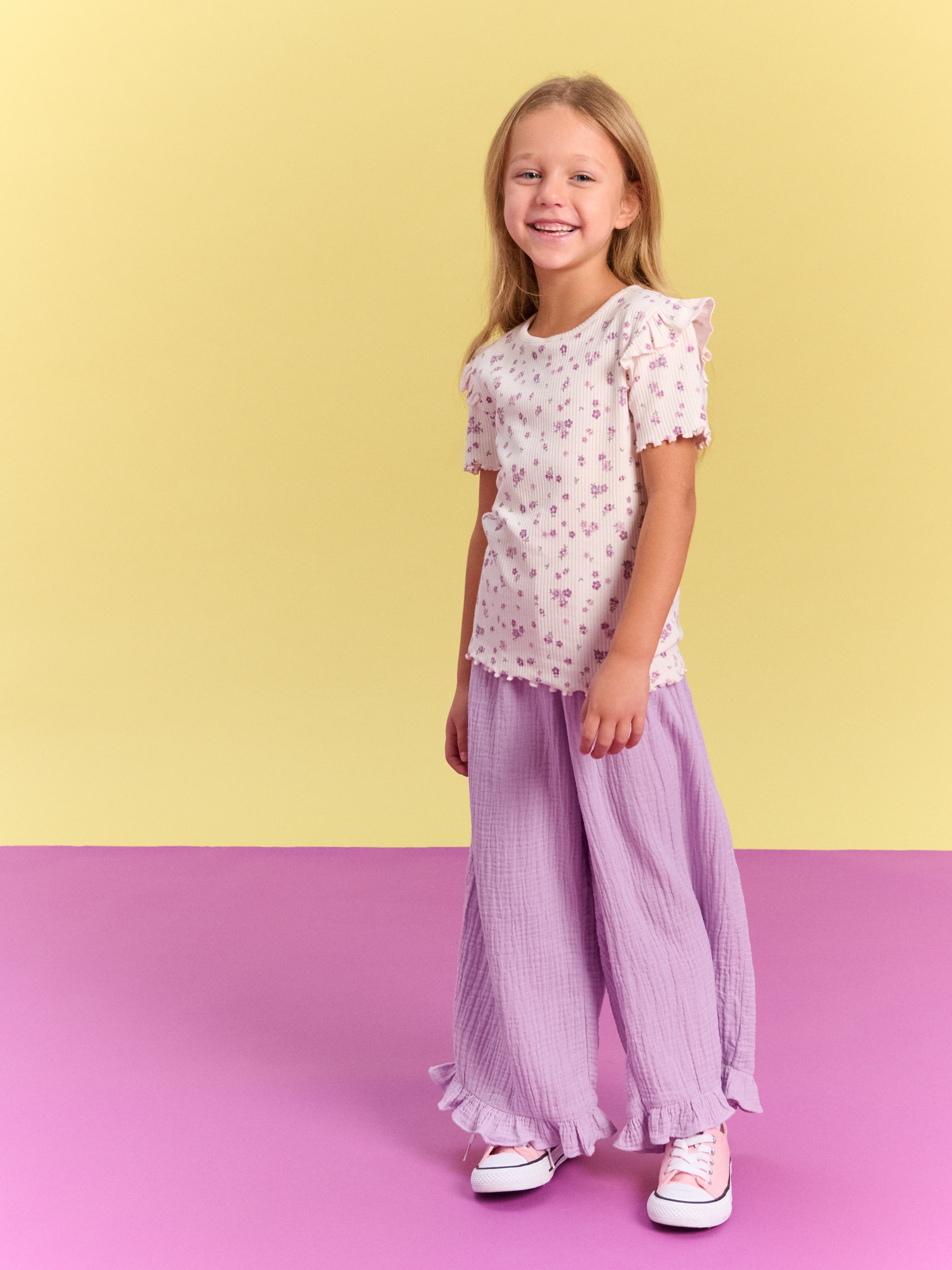 Jeansy wide leg z ozdobną falbanką