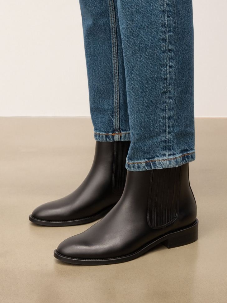 Black leather boots with elastic inserts and loops