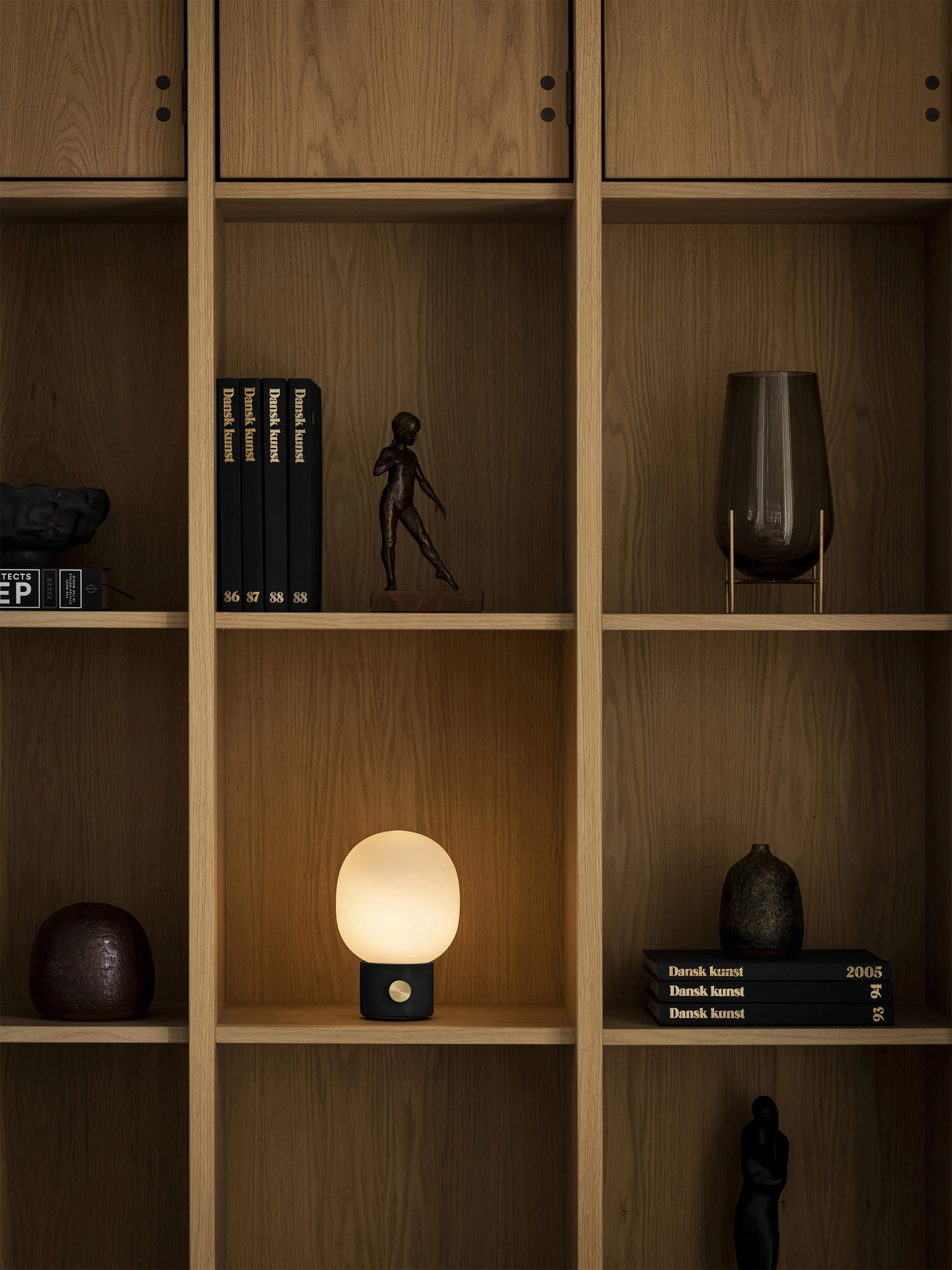 Kleine mobile Tischlampe JWDA mit USB-Anschluss, dimmbar