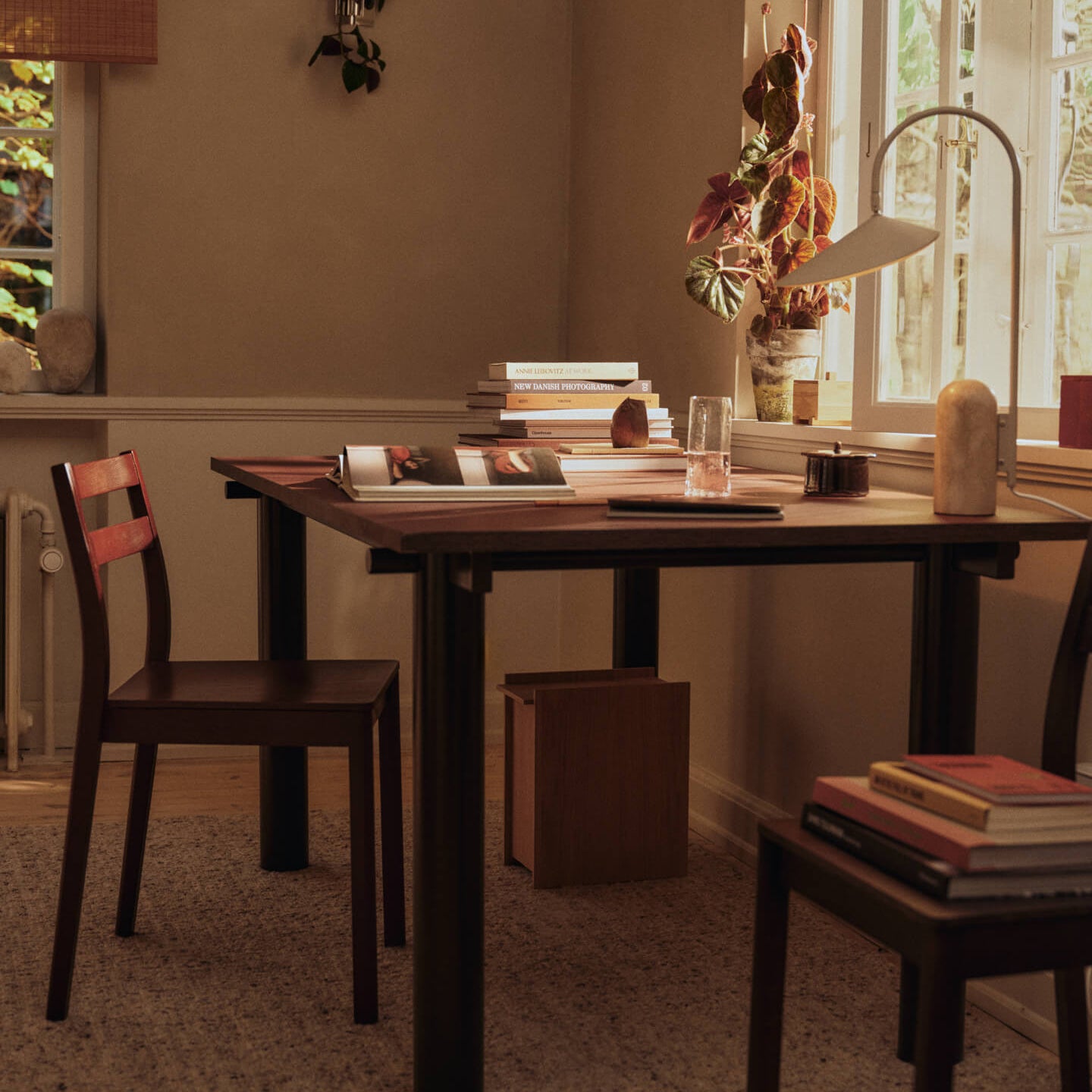 Ferm Living Atura Eettafel 160 x 90 cm - Dark Chocolate / Burgundy Lin