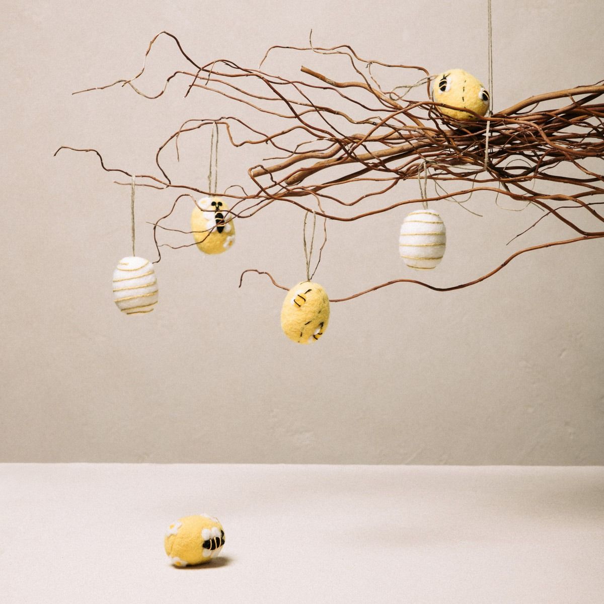 Zestaw zawieszek EIER jajka filcowe z motywem pszczół 6 szt.