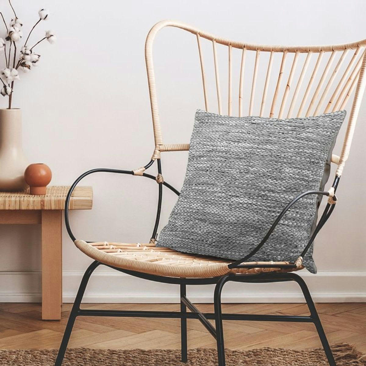 SKIN - Coussin en cuir tressé gris clair 45x45