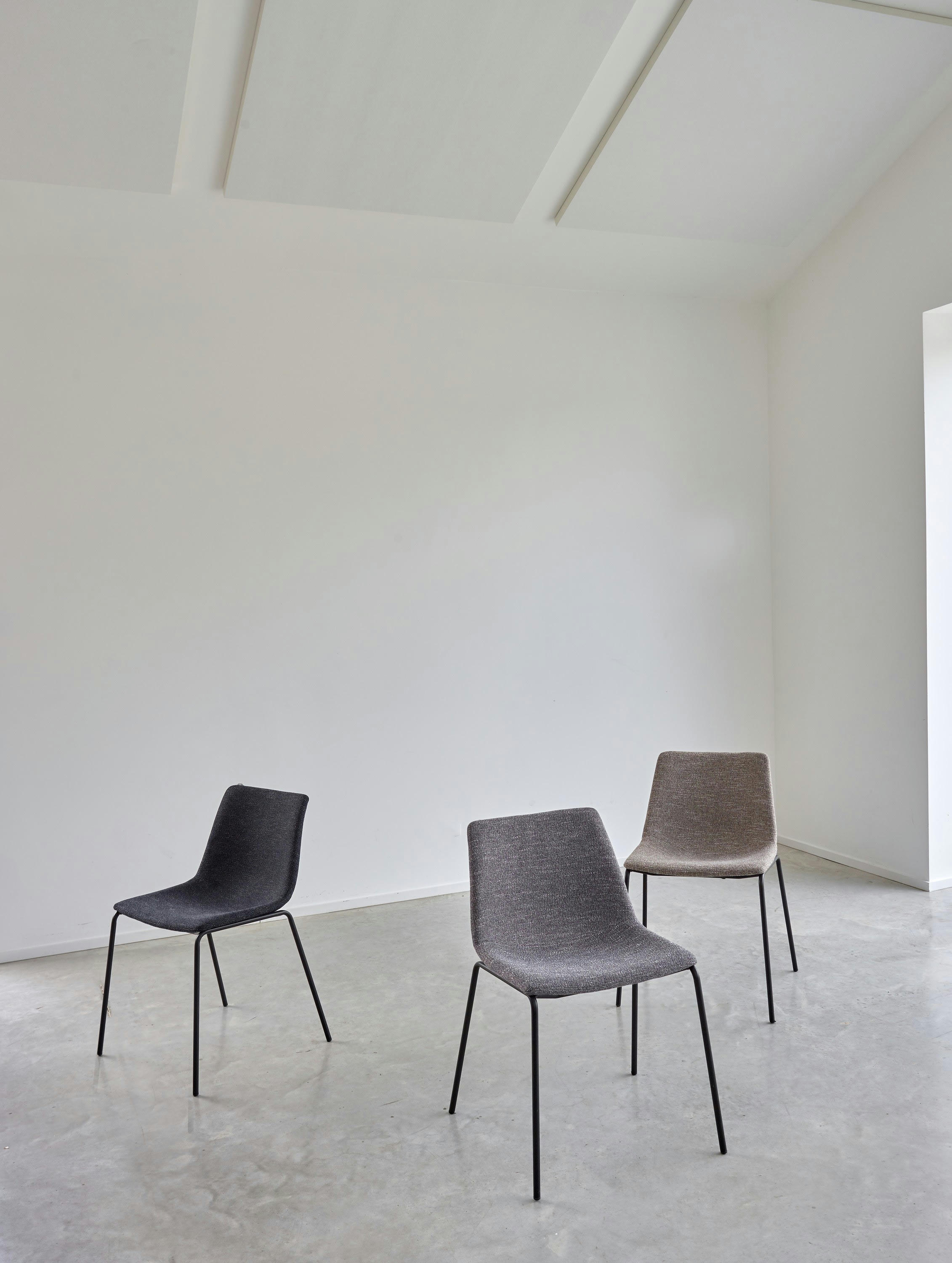 ROMO - Chaise en tissu gris