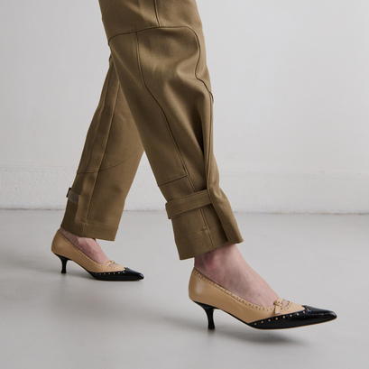 Escarpins à brides et détails perforés.....en vernis noir et cuir souple beige | DALTA