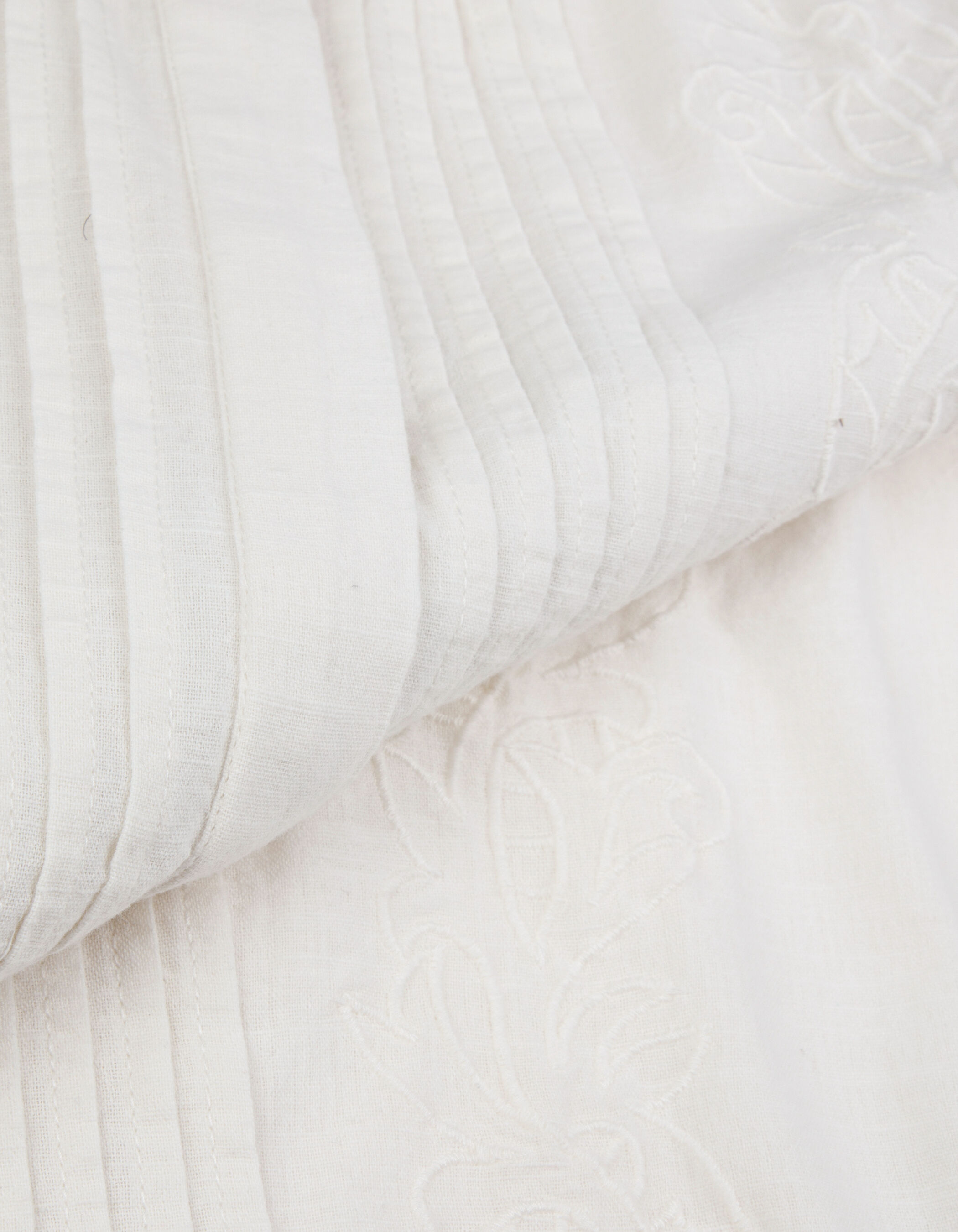 Blouse blanche broderies et plis plats Femme