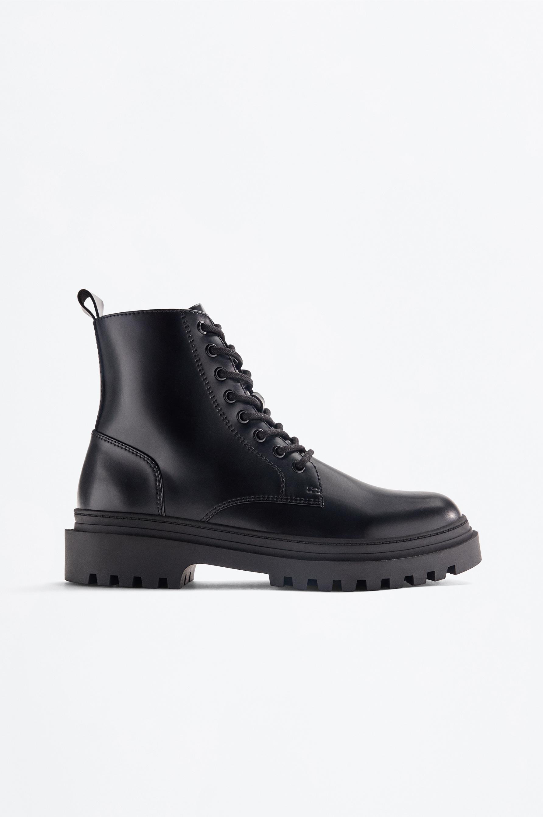 Bota acordonada