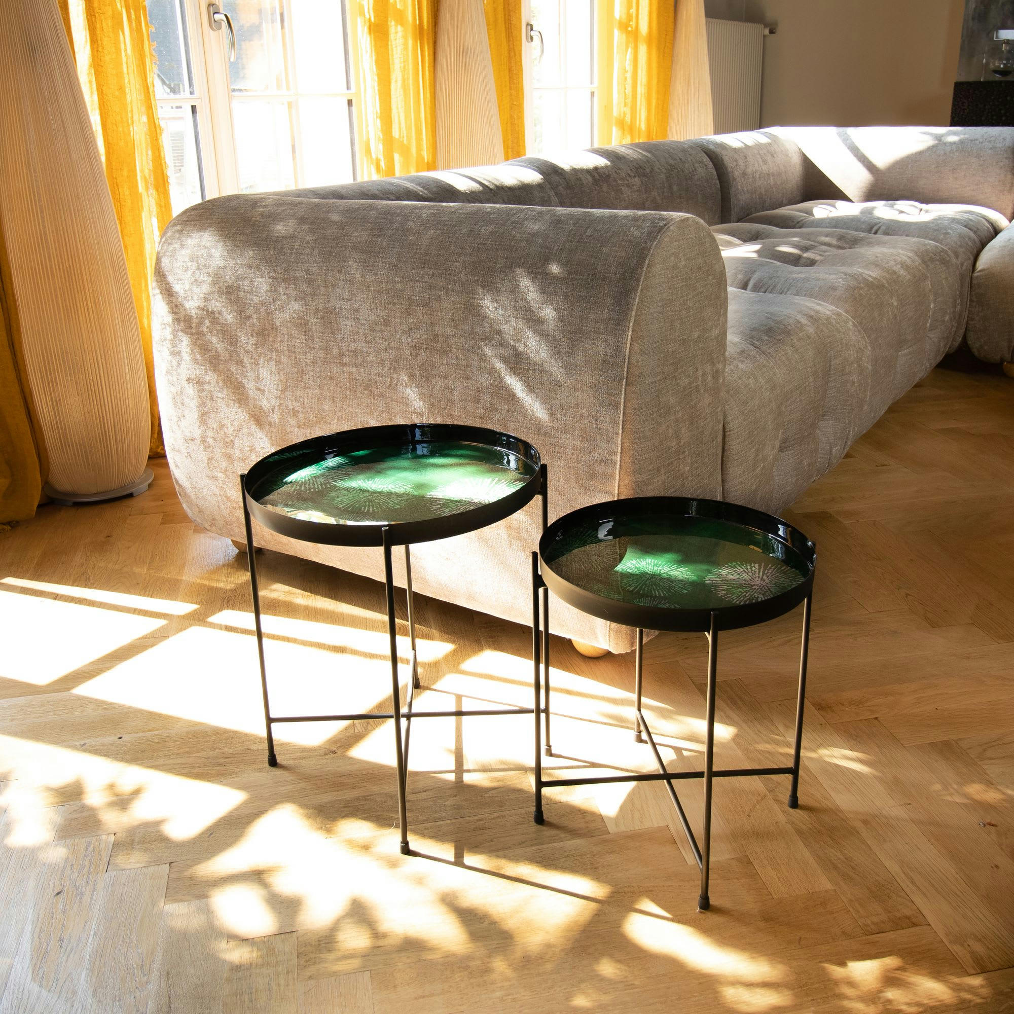 GELA - Set de 2 tables d'appoint avec plateau émaillé vert