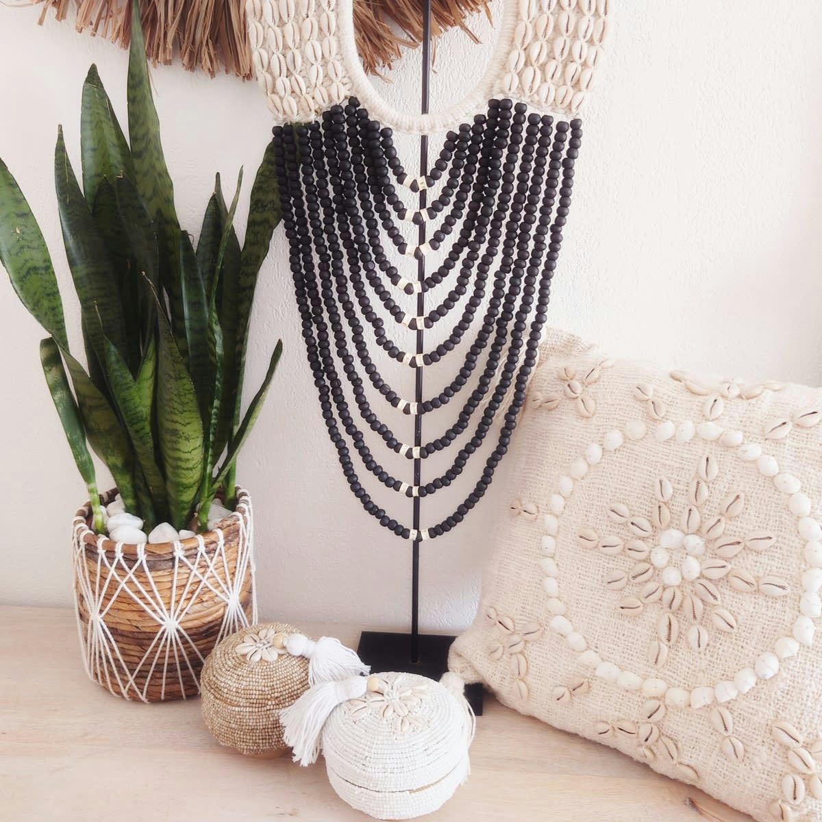 SHELLY - Collier décoratif en coquillages, beige/noir L30 x H60 cm