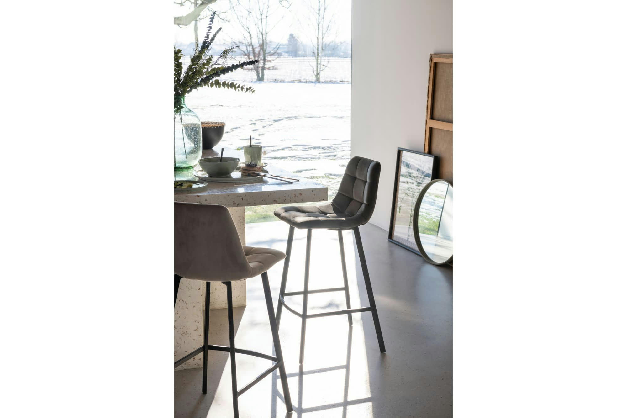 OLIVIA - Chaise de bar en velours peau de pêche et en métal noir ( lot de 2)