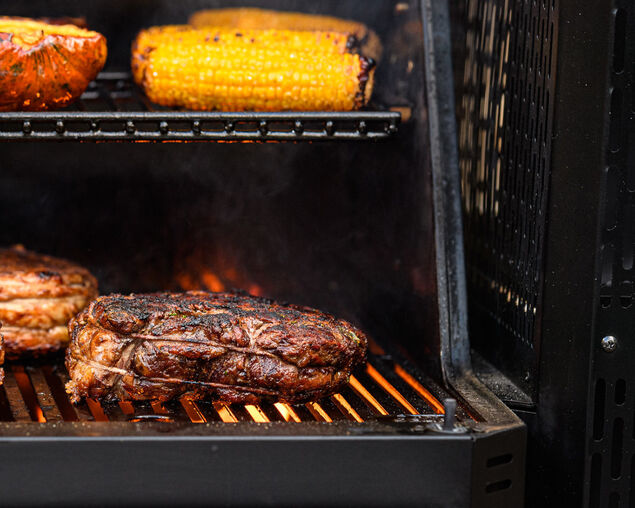 Masterbuilt Gravity Series&reg;800 Digital Charcoal BBQ and Smoker