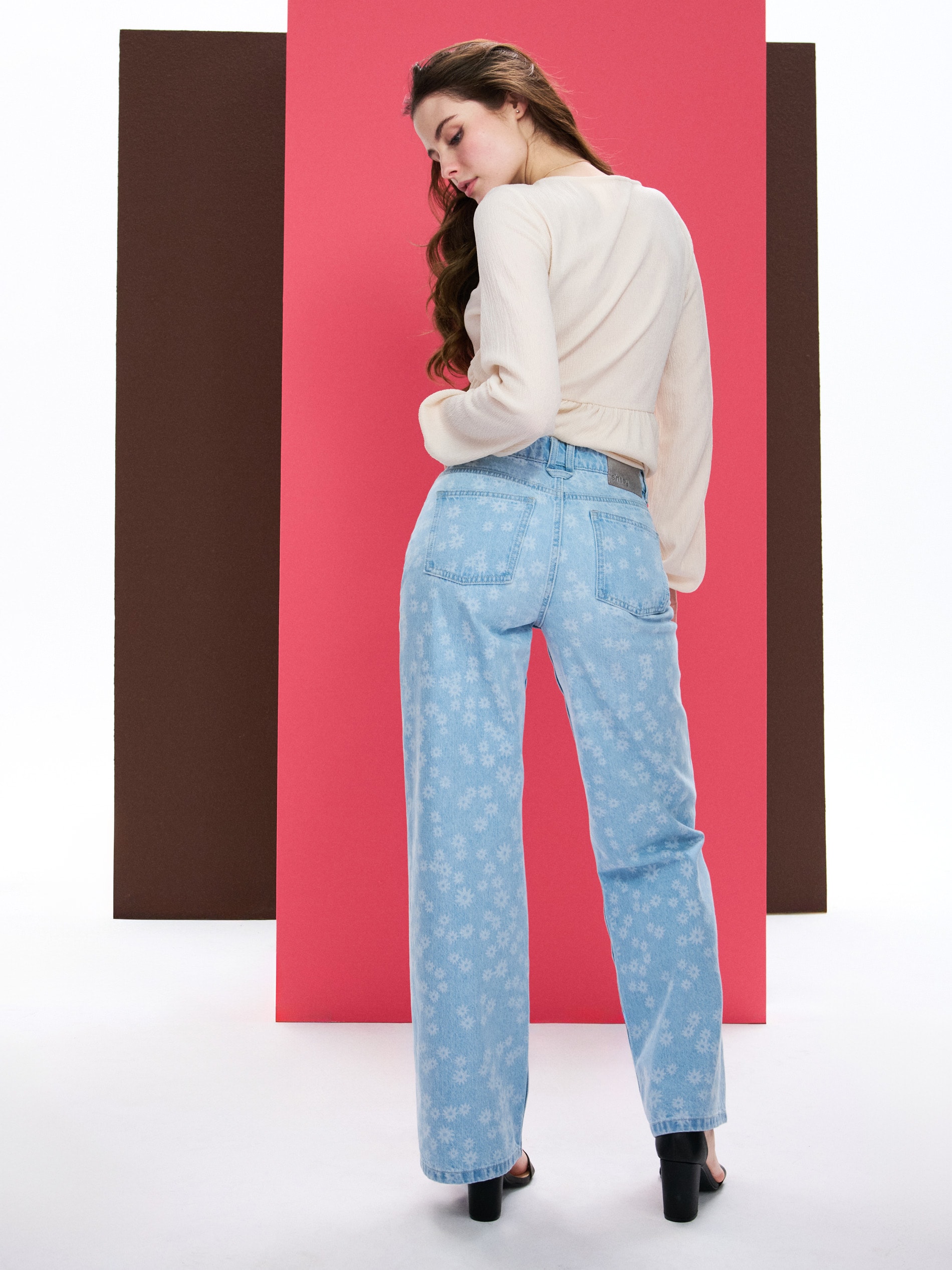 Jeansy wide leg high waist z kwiatowym nadrukiem