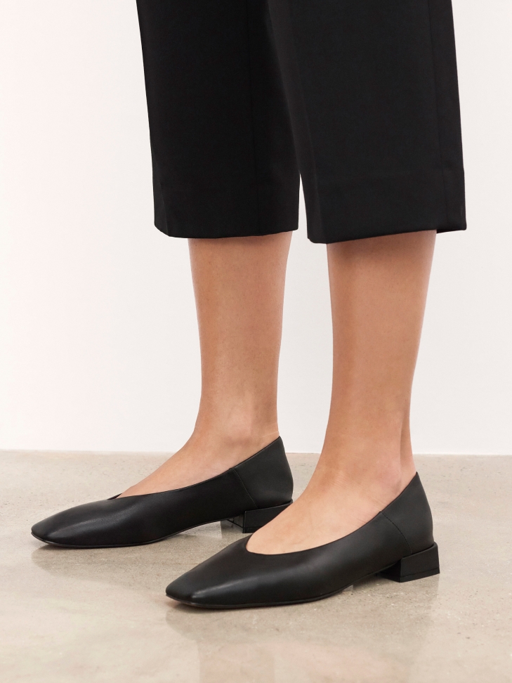 Flat pumps with extended nose