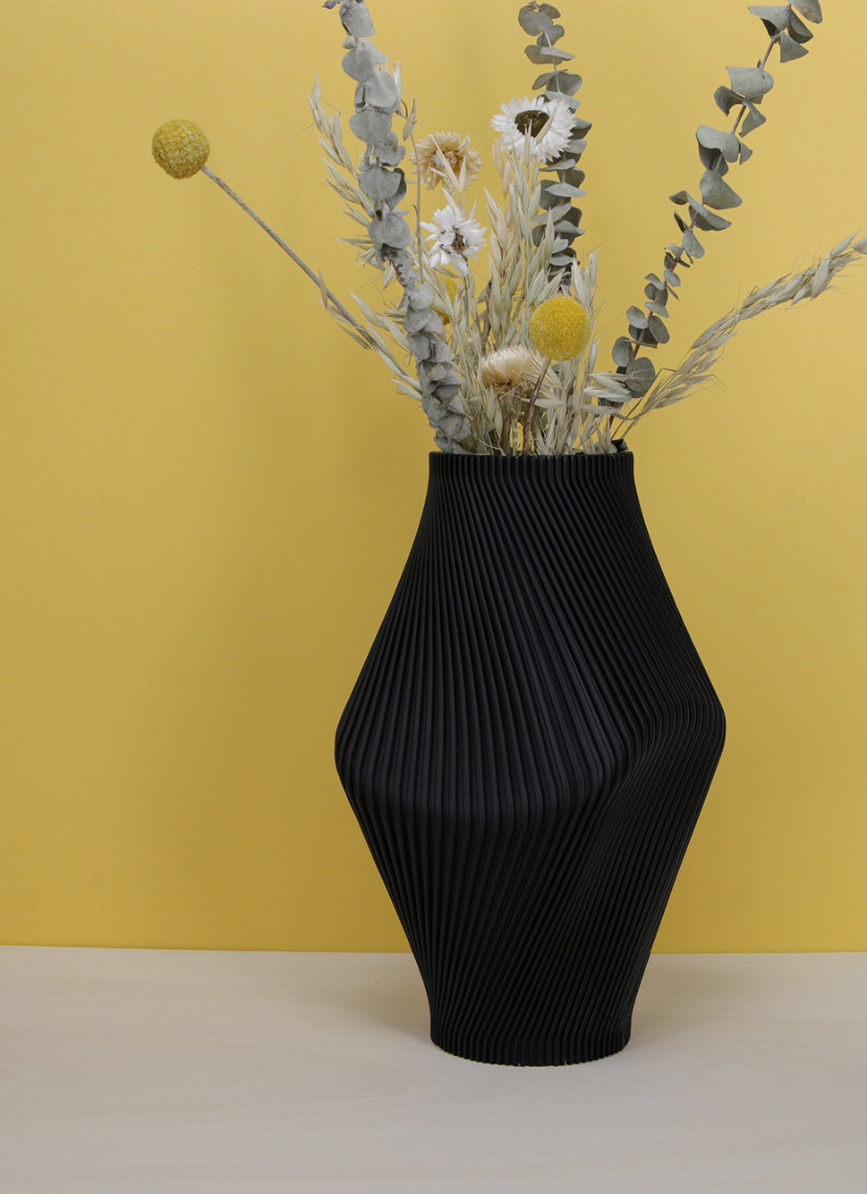 VASE EN POLYRÉSINE FORME ORIGINALE STRIÉE NOIR