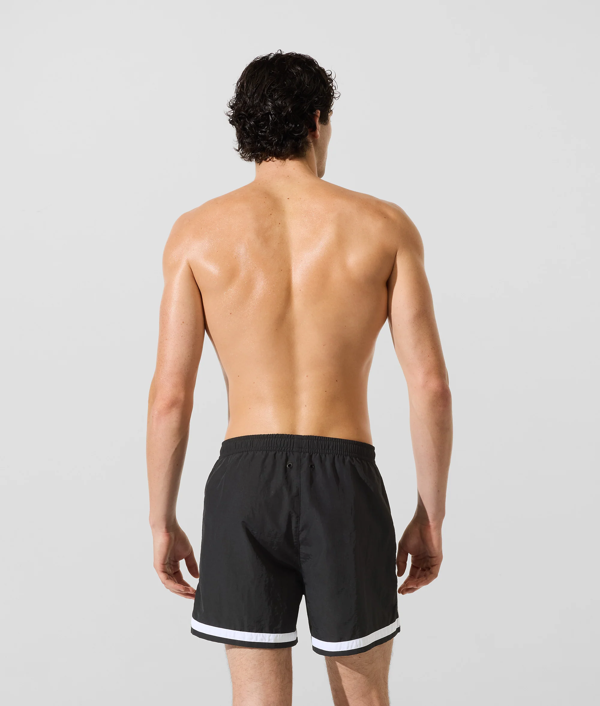 Short de bain avec passepoil contrastant