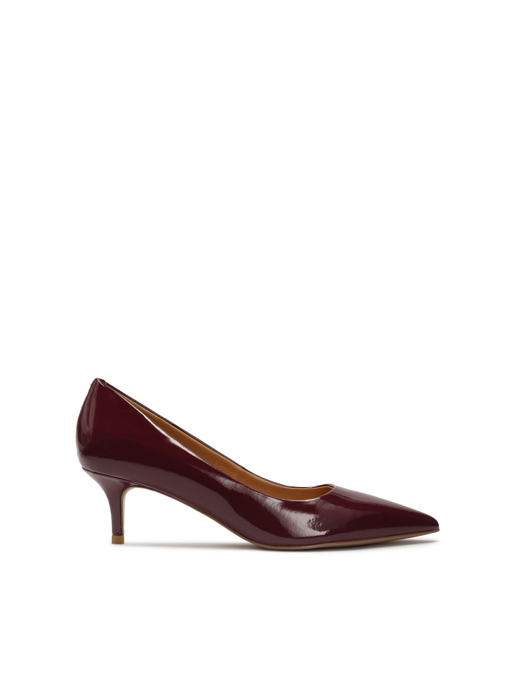 Maroon low pumps in patent leather