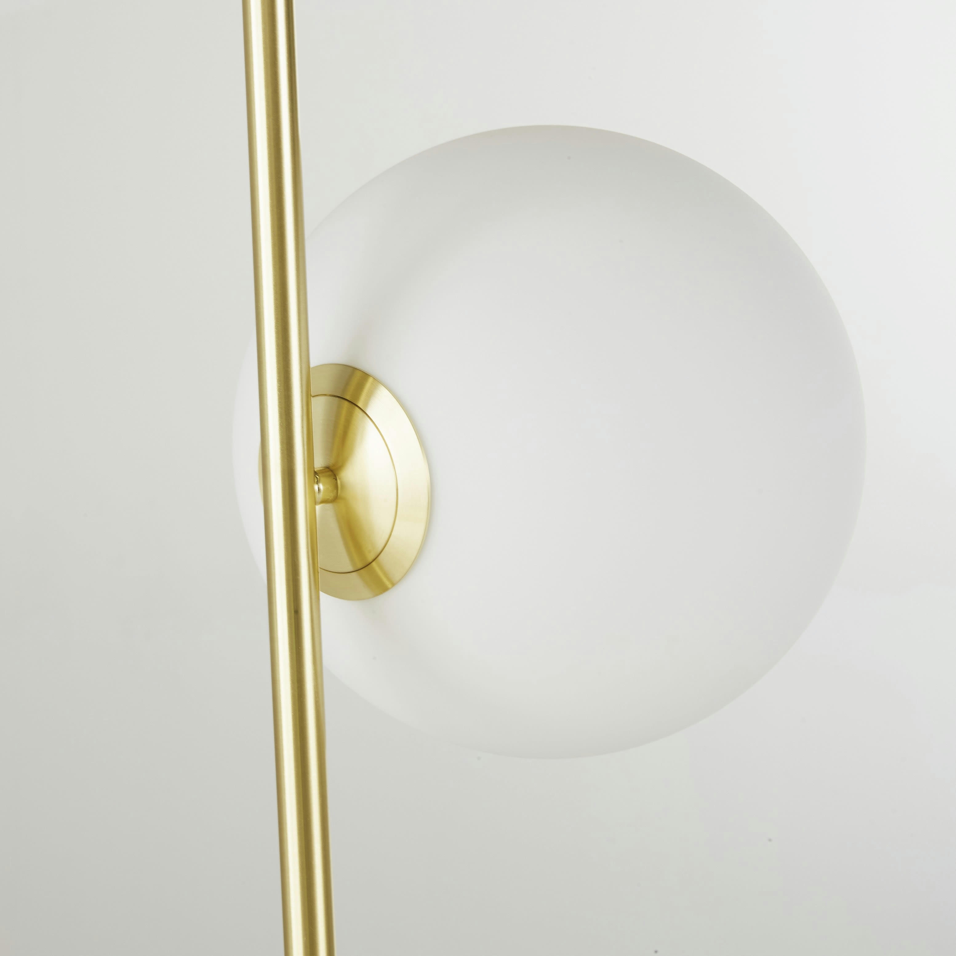 NASH - Lampadaire en métal doré et bois d'hévéa 2 globes opalines H166