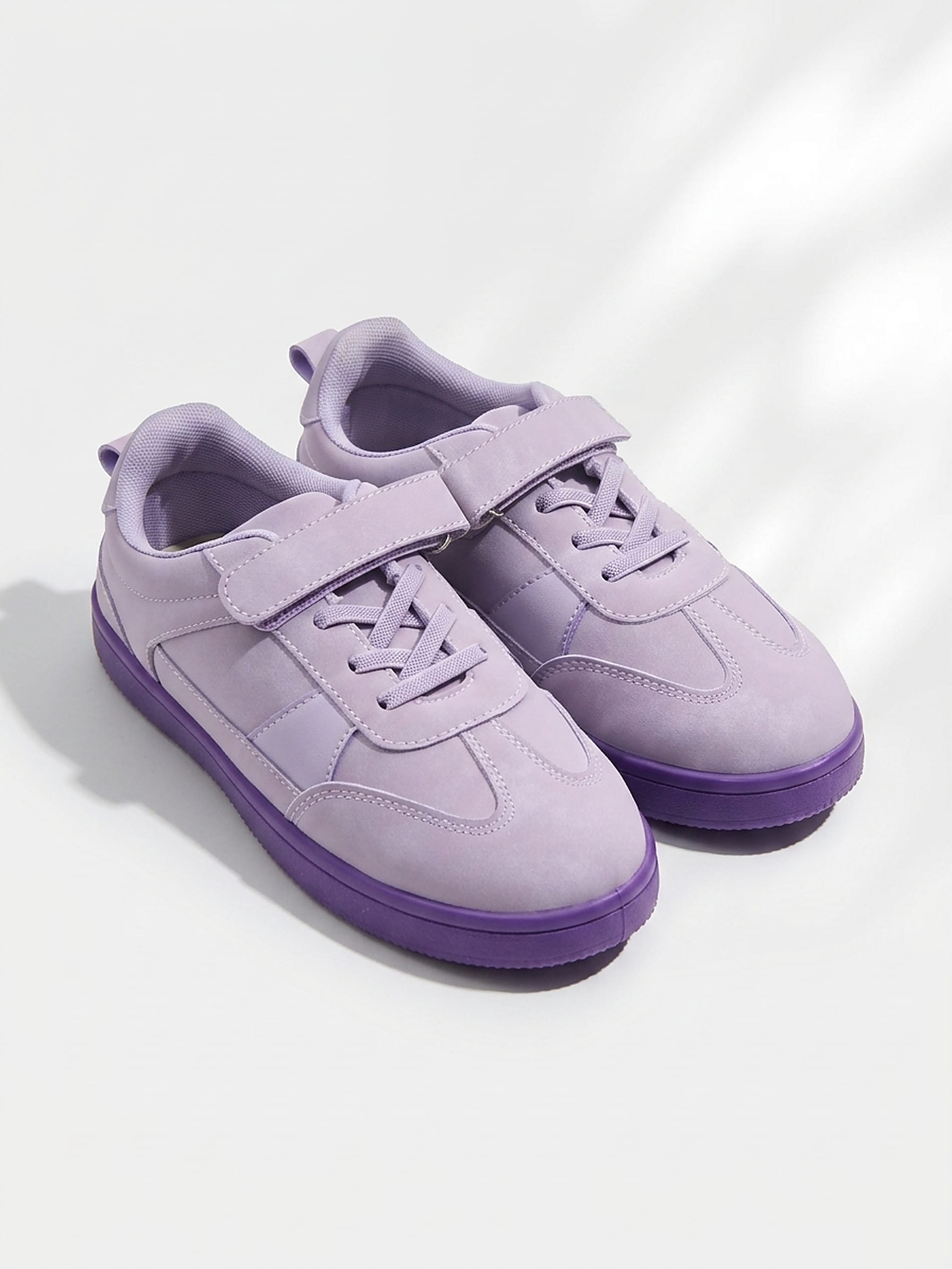 Sneakersy z imitacji zamszu ze skórzaną wkładką