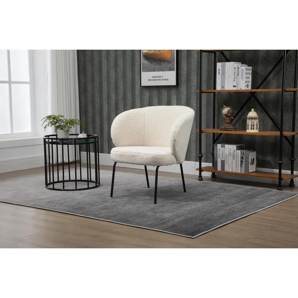 Salonstoel van metaal en witte lussen