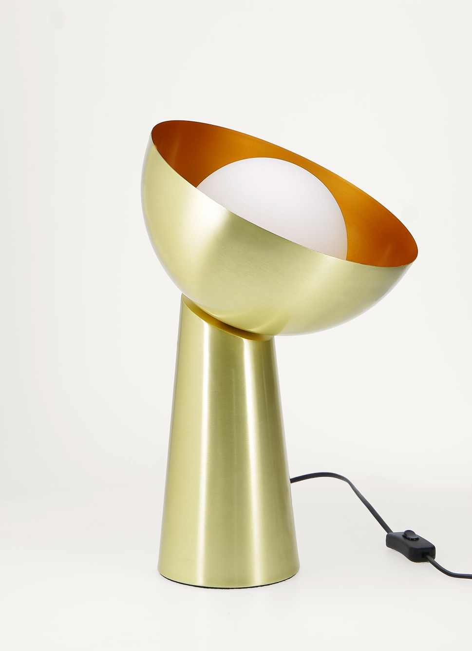 LAMPE à POSER MÉTAL DORÉ ET VERRE BLANC OPAQUE DORE