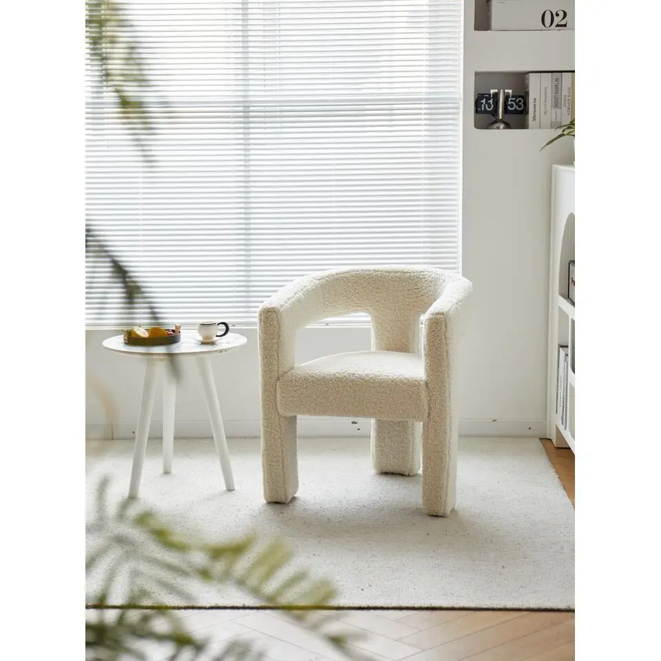 Salonstoel van metaal en witte lussen