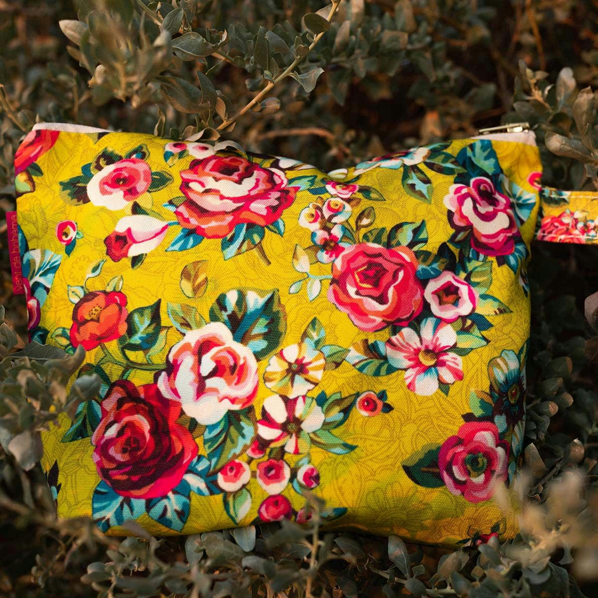 DEVI - Pochette en toile outdoor imprimé fleuri jaune 19x28cm