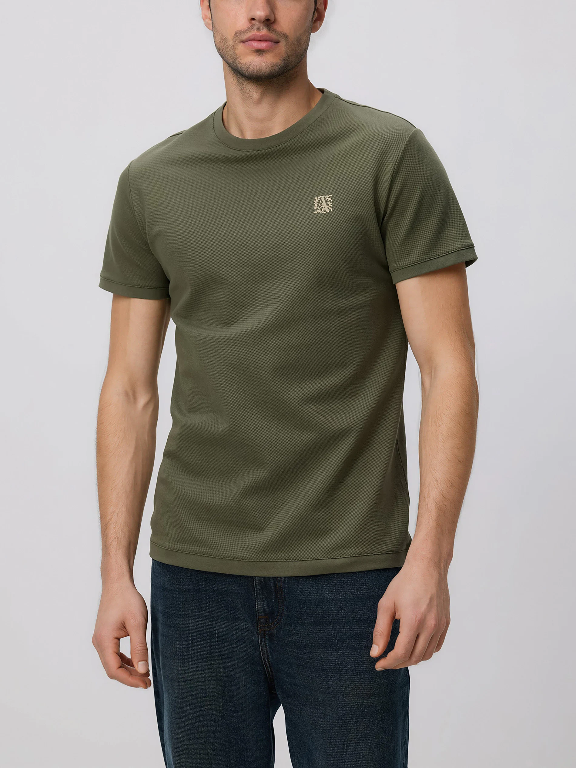 T-shirt slim fit z haftem