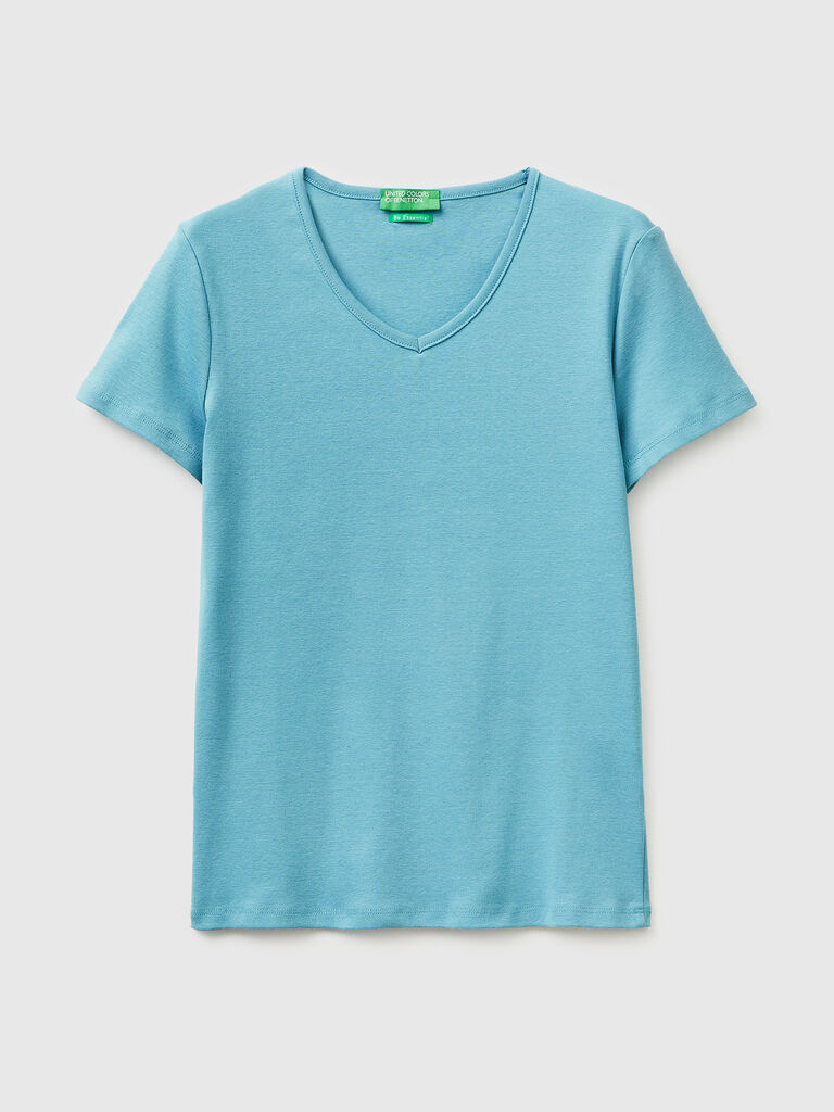 Slim fit t-shirt with V-neck