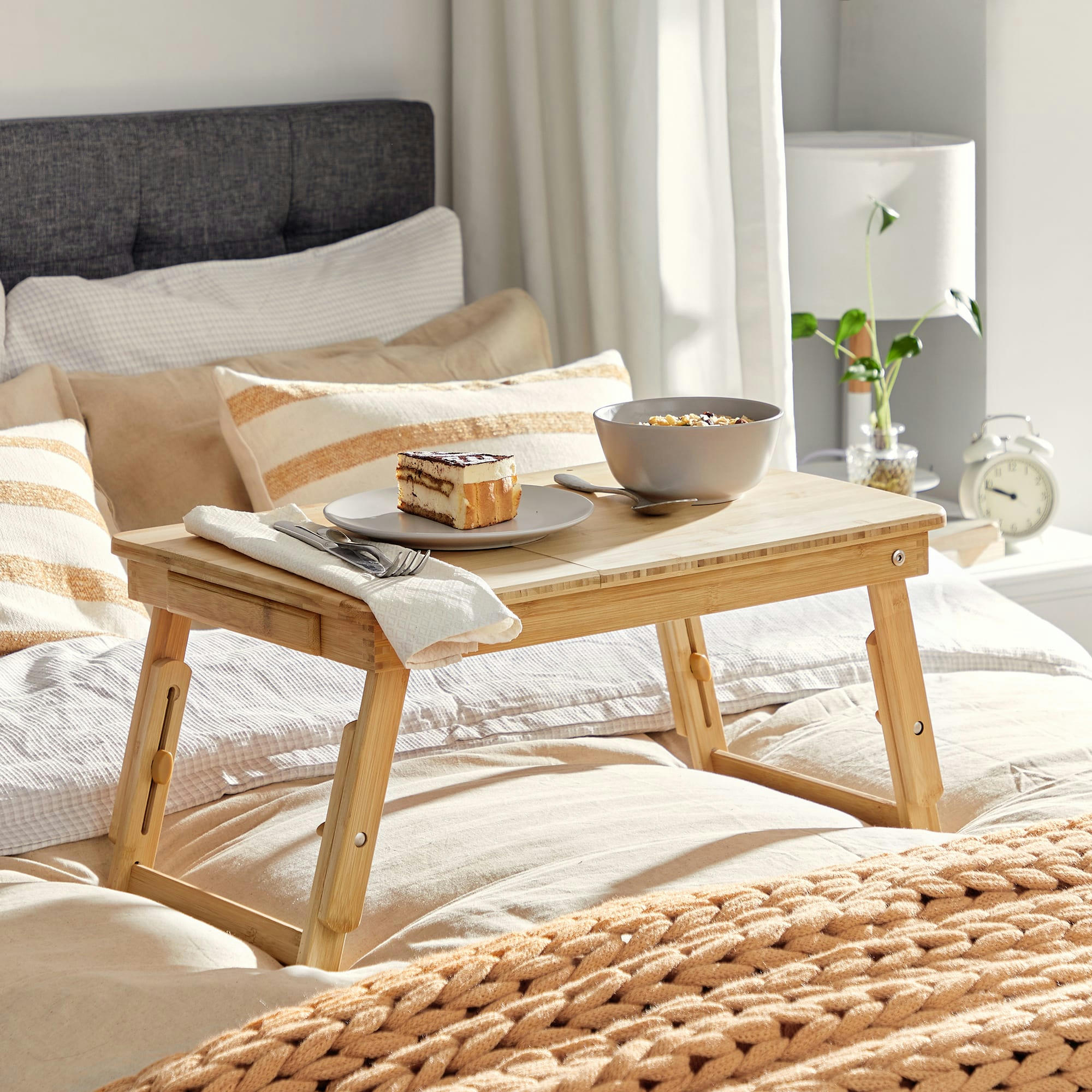 - Table de lit pliable en bambou couleur boisée
