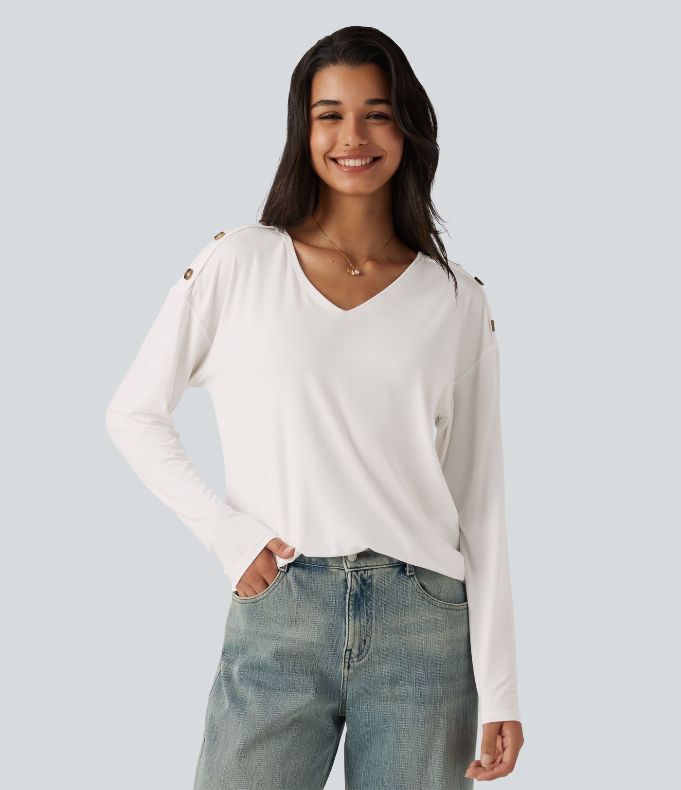T-shirt à col V, épaules tombantes, manches longues et boutons décoratifs