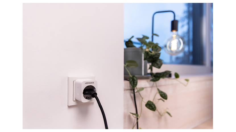 Gniazdo Smart Wifi sterowane aplikacją lub pilotem białe