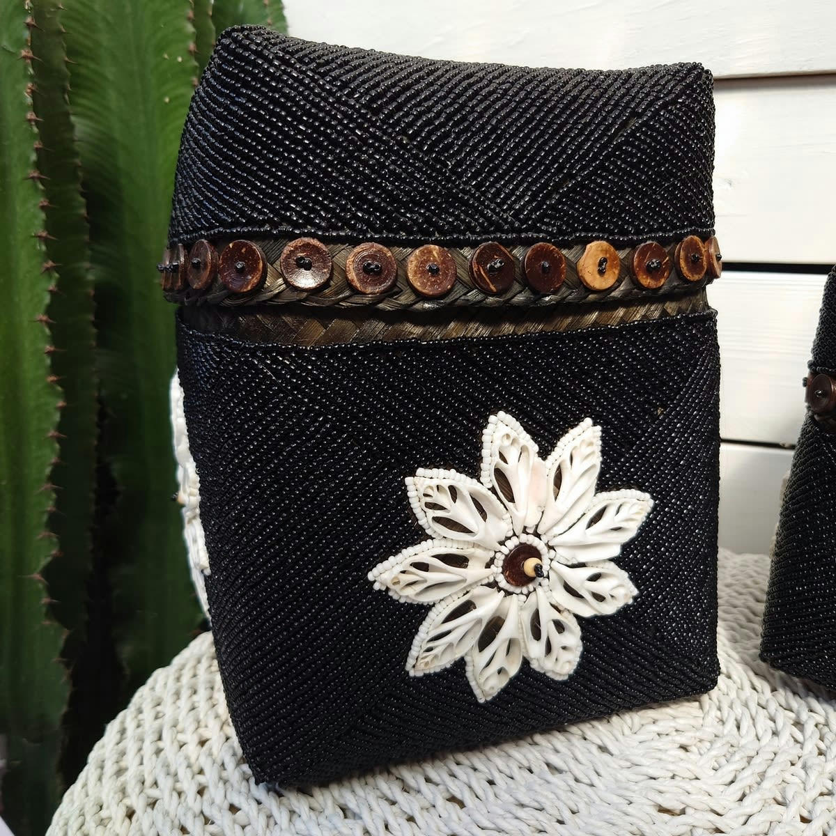 PERLA - Boîte en bambou, perles et gros coquillages, noir 22 x 25 cm