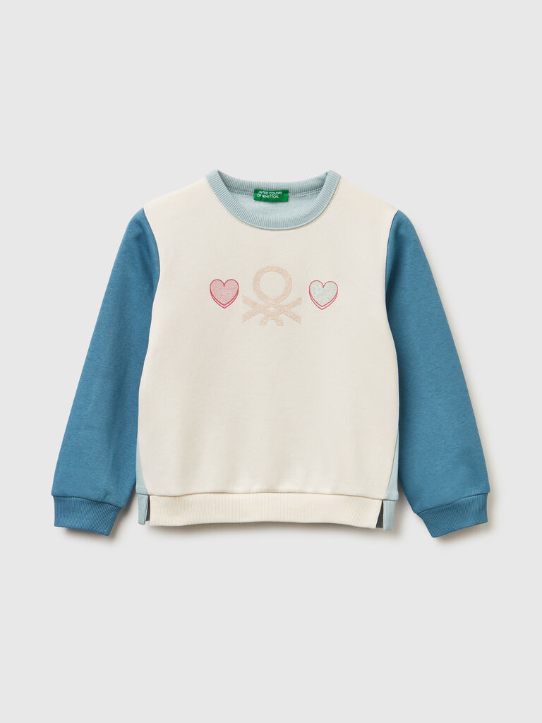Pullover sweatshirt with glittery print