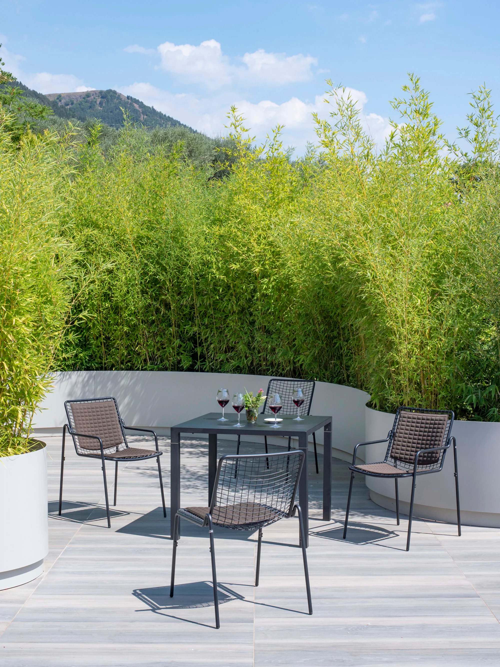 Stapelbarer Gartenstuhl Rio R50 mit Armlehnen