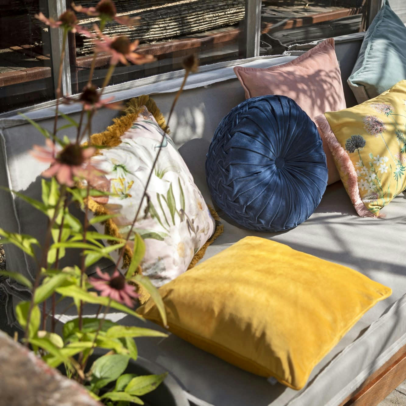 HANNA - Coussin - rose en velours 45x45 cm avec motif fleuri