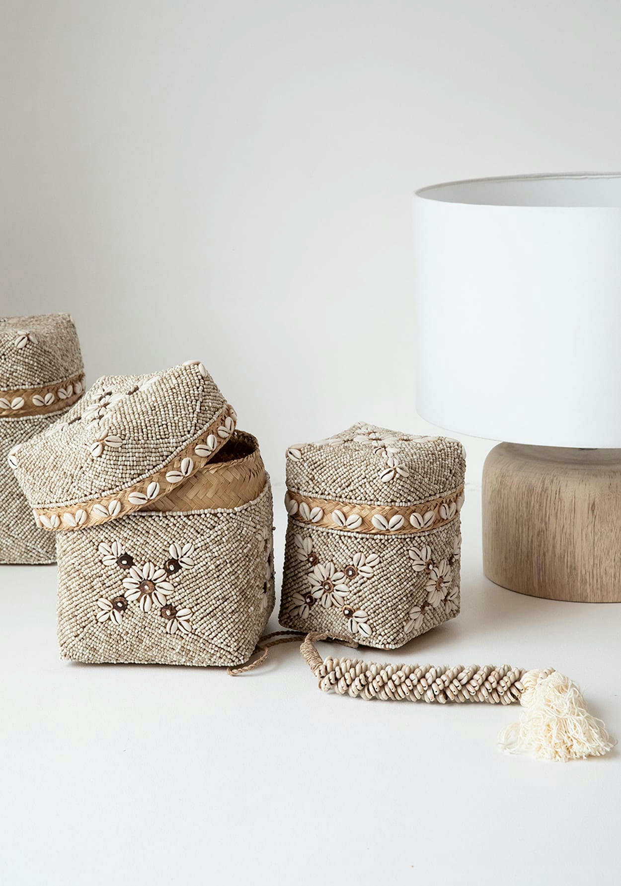 COWRIE - Décoration suspendue en coquillage et coton naturel