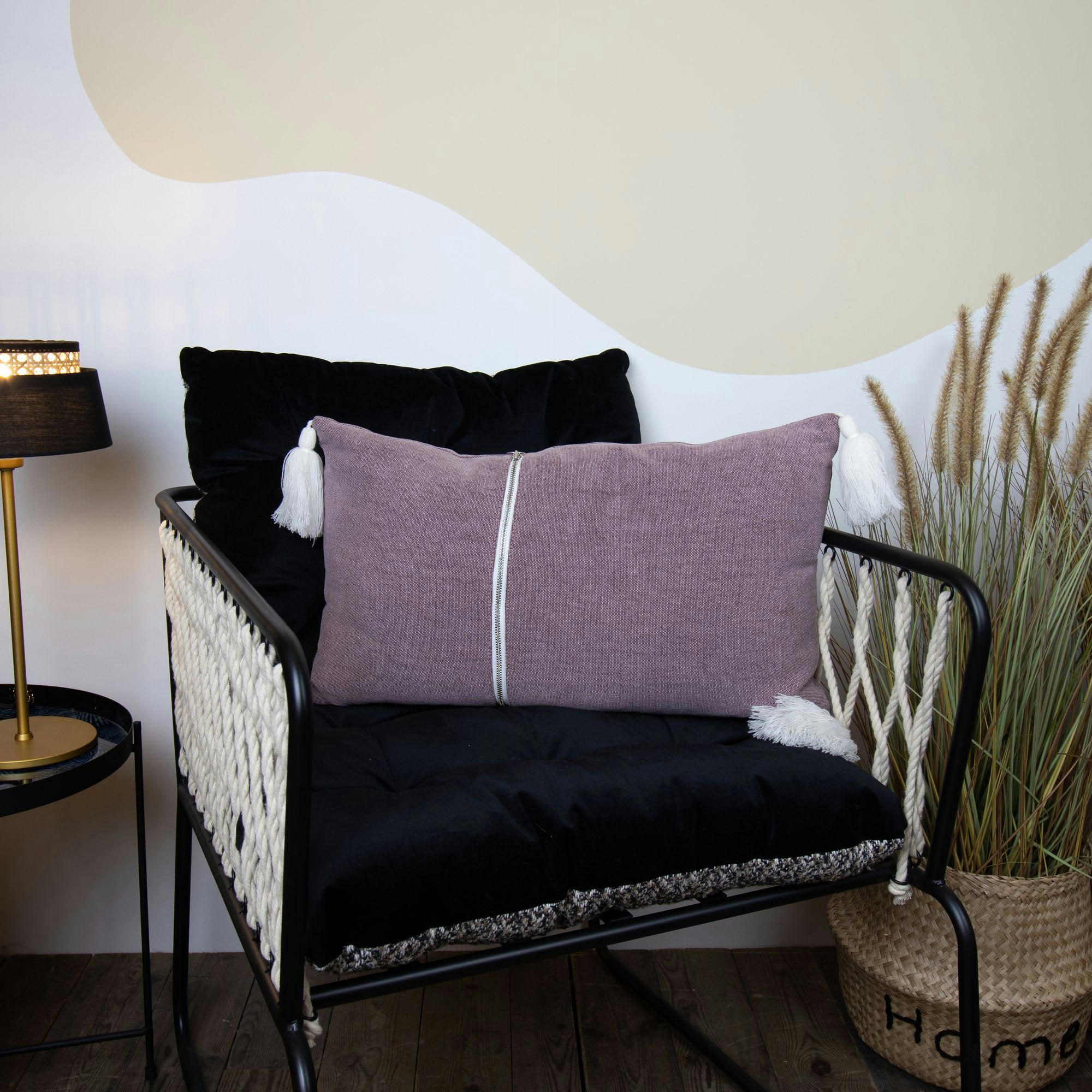 AGRA - Coussin en coton rose avec pompons blancs 30x50cm