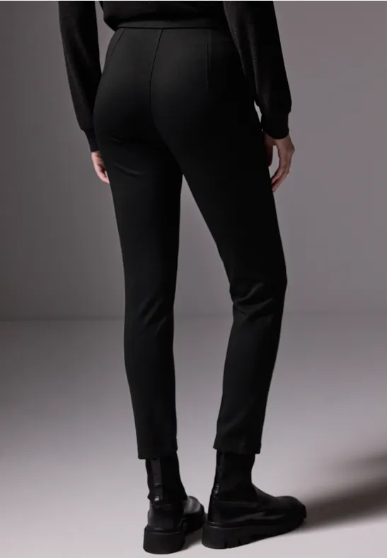 Hose mit Knopfdetails