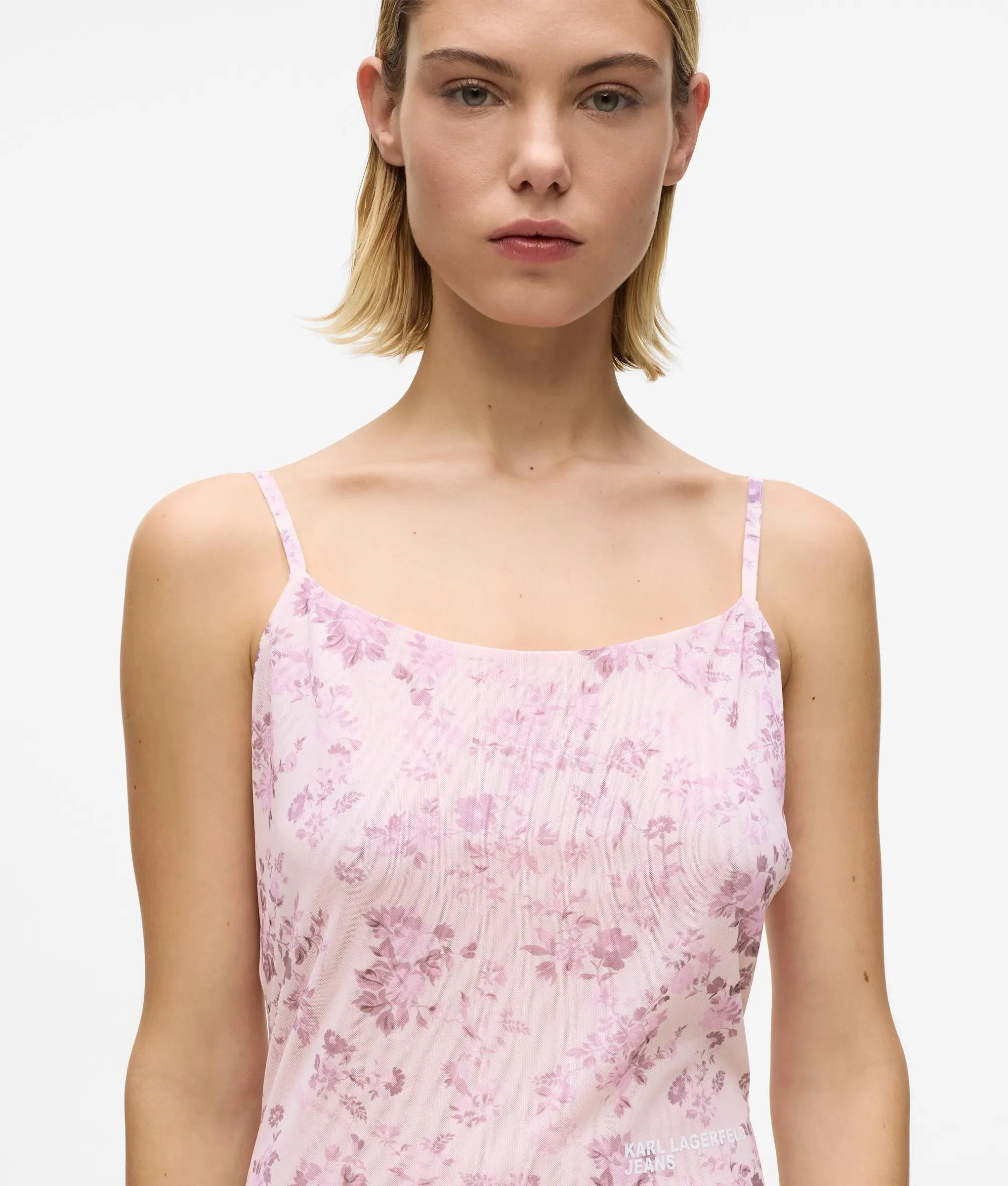 Robe nuisette en résille à fleurs