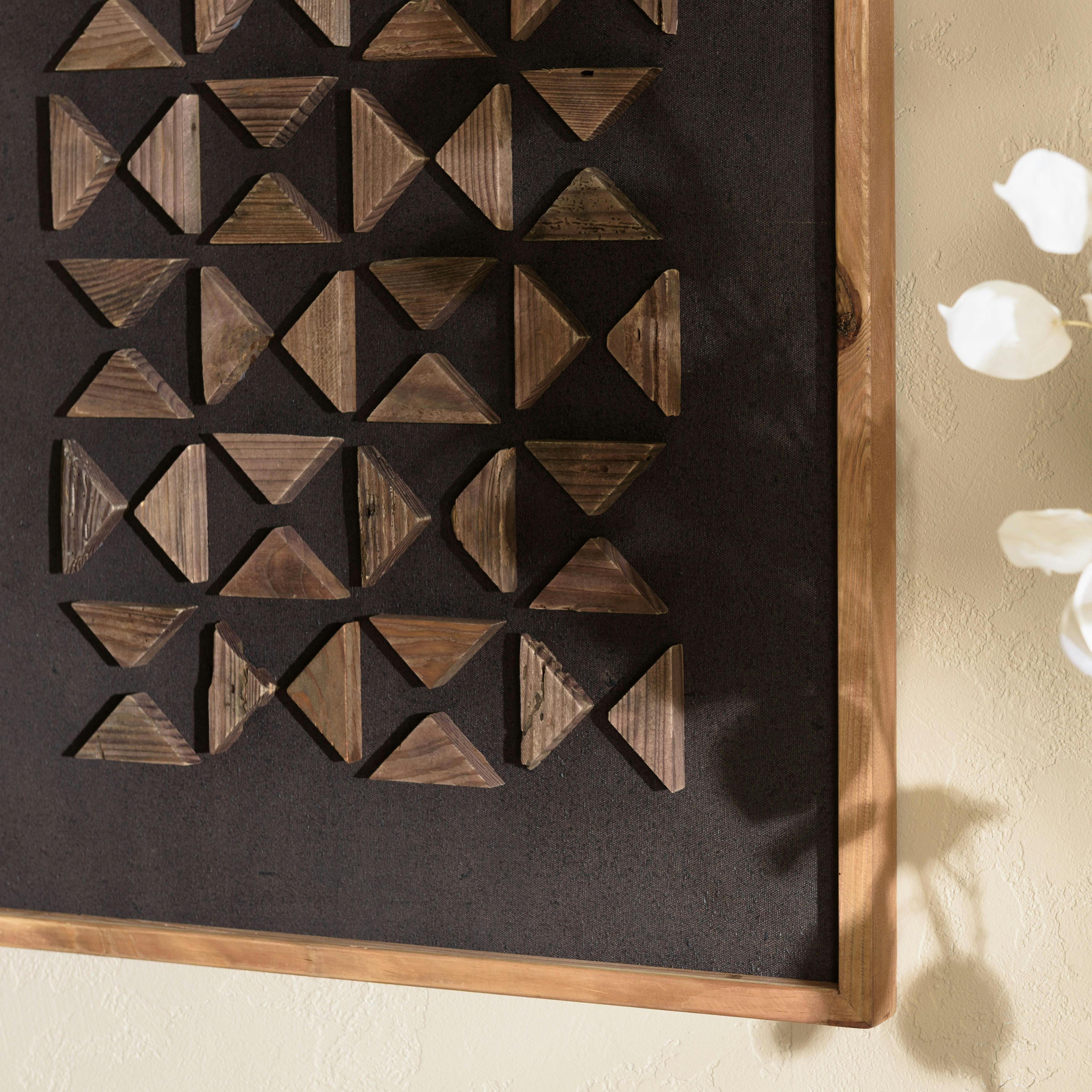 Décoration murale triangles bois sur fond noir DENVER