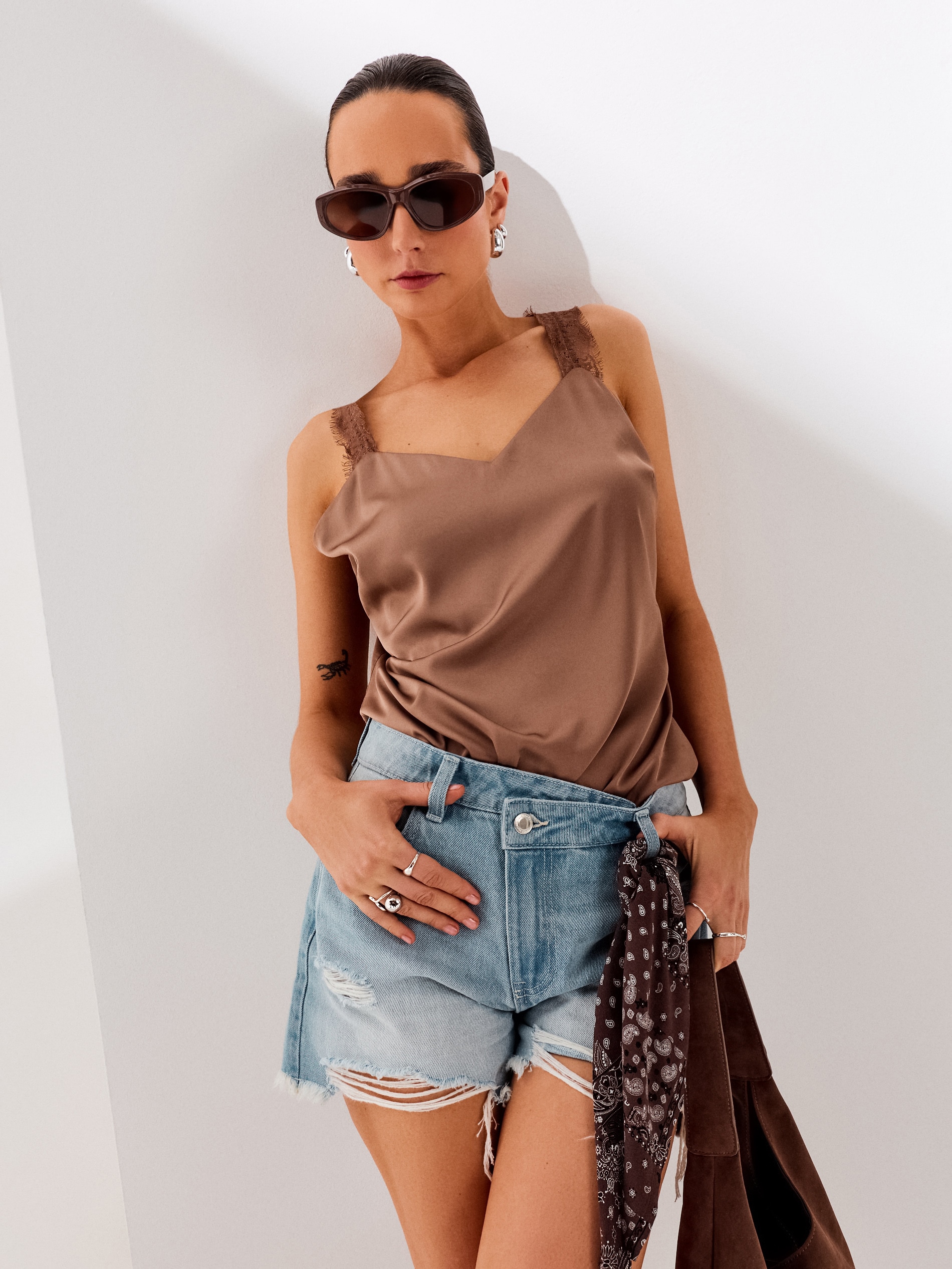 Szorty jeansowe z asymetryczną talią mid waist i bandaną
