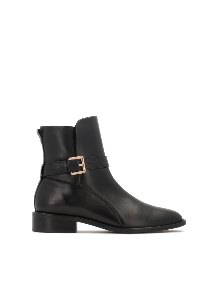 Flat leather boots with strap