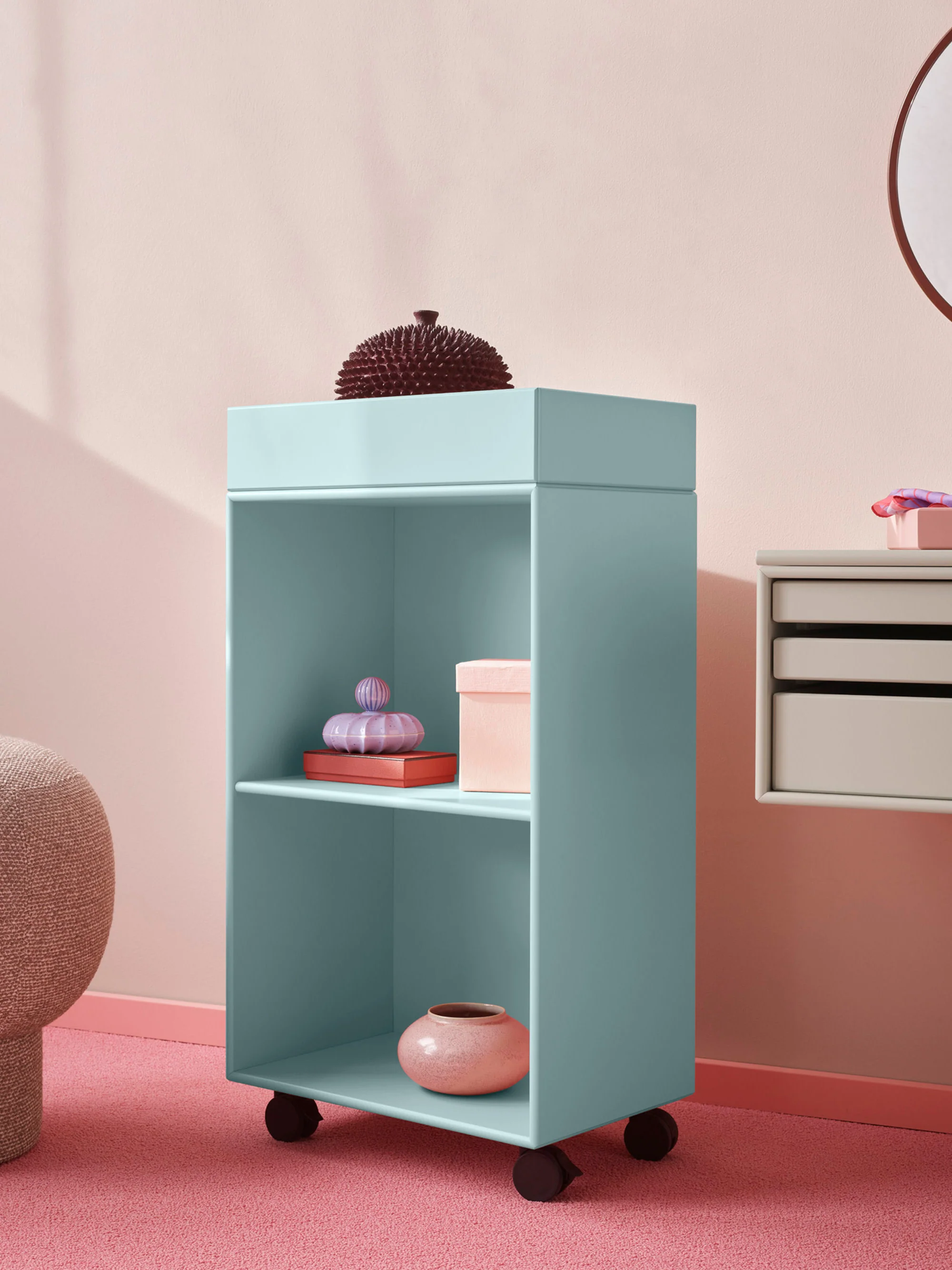 Handgefertigter Badezimmerschrank Preppy mit Rollen
