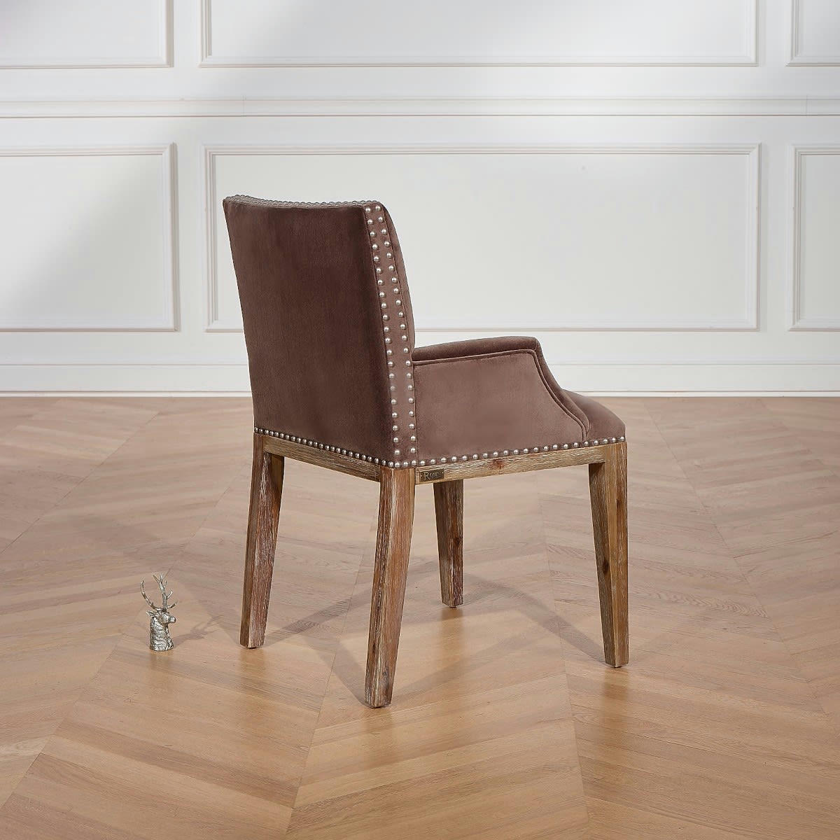 FORGE - KENZA - Fauteuil de table en velours et en bois clouté taupe